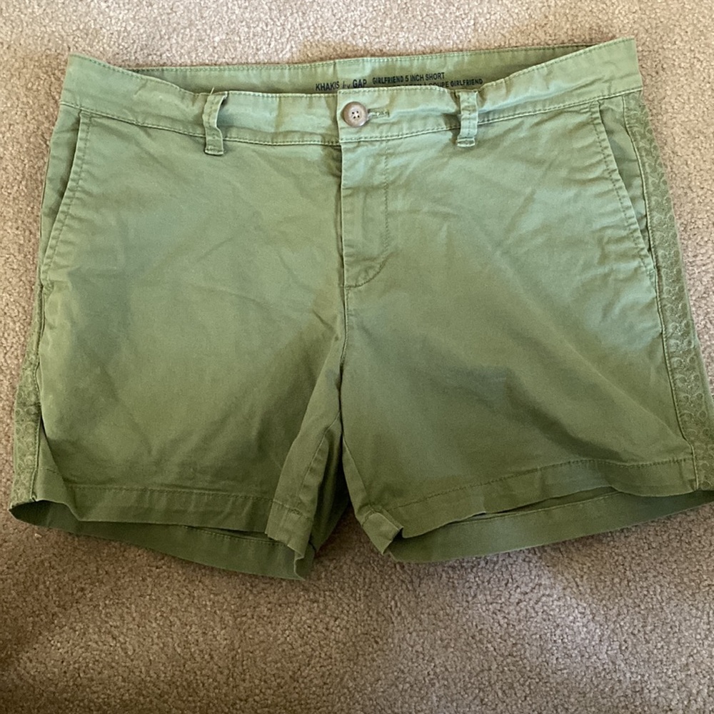 Gap Khakis Girlfriend 5” Inseam Army Green Chino Shorts Size 8/29